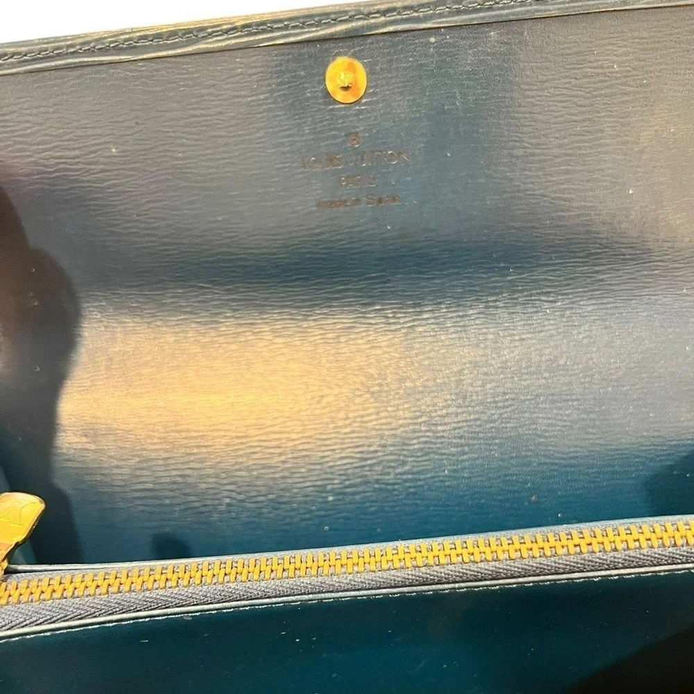 Louis Vuitton elegant louis